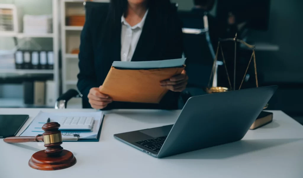 prawnik laptop biurko